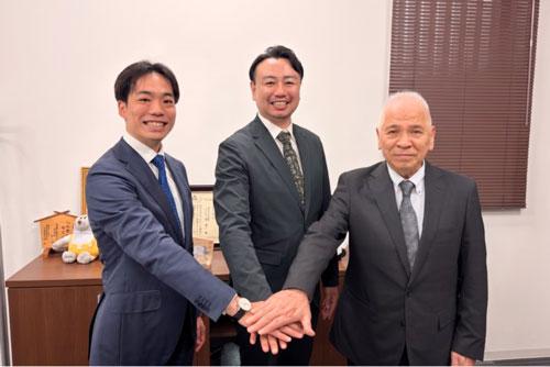 （写真左から）クラダシ　河村晃平代表取締役社長ＣＥＯ、執行役員Ｋｕｒａｄａｓｈｉ　Ｆｏｏｄカンパニー　Ｍ＆Ａシナジー室長　大沢亮氏、中村商事　中村茂美代表取締役